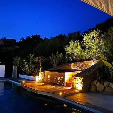 D'architecte, Piscine Et Jacuzzi, A Quelques Metres De La *