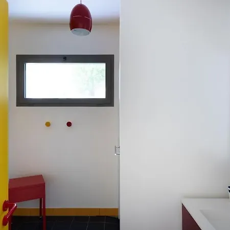 D'architecte, Piscine Et Jacuzzi, A Quelques Metres De La Villa