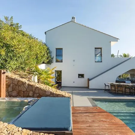 D'architecte, Piscine Et Jacuzzi, A Quelques Metres De La *